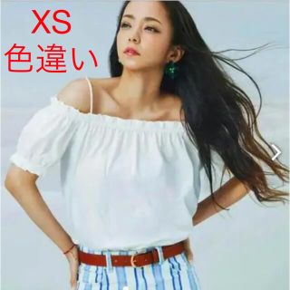 エイチアンドエム(H&M)の安室奈美恵H &Mコラボ　オフショルダー　トップス色違い　ブルー花柄　XS(カットソー(半袖/袖なし))