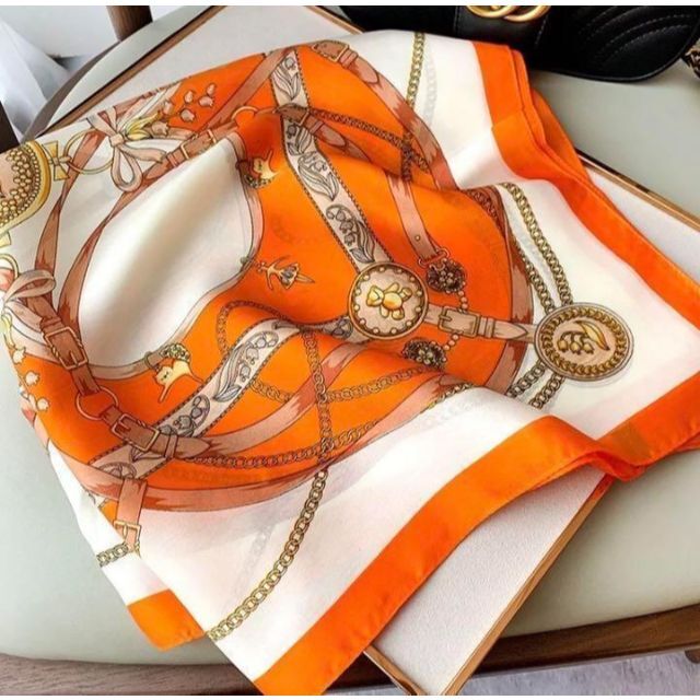 大判　スカーフ  シルクタッチ　オレンジ 華やか エレガント レディースのファッション小物(バンダナ/スカーフ)の商品写真
