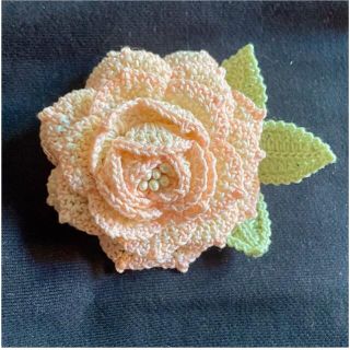 手編み♡ハンドメイド　薔薇のブローチ　コサージュ(コサージュ/ブローチ)