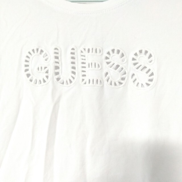 GUESS(ゲス)のGUESS 透かしロゴTシャツ　ホワイト レディースのトップス(Tシャツ(半袖/袖なし))の商品写真