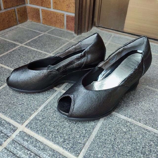 fitfit(フィットフィット)の22.0cm 本革 オープントゥ パンプス ウェッジソール ブラック レディースの靴/シューズ(ハイヒール/パンプス)の商品写真