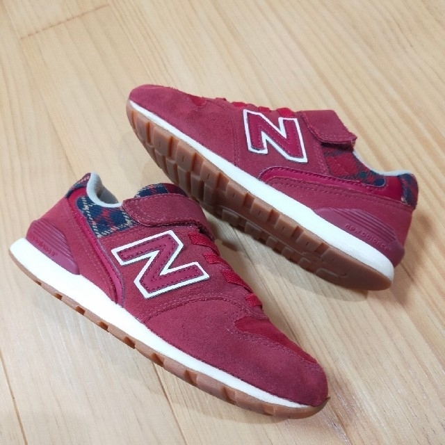 New Balance(ニューバランス)のニューバランス スニーカー 赤 チェック 靴20㎝ new balance キッズ/ベビー/マタニティのキッズ靴/シューズ(15cm~)(スニーカー)の商品写真