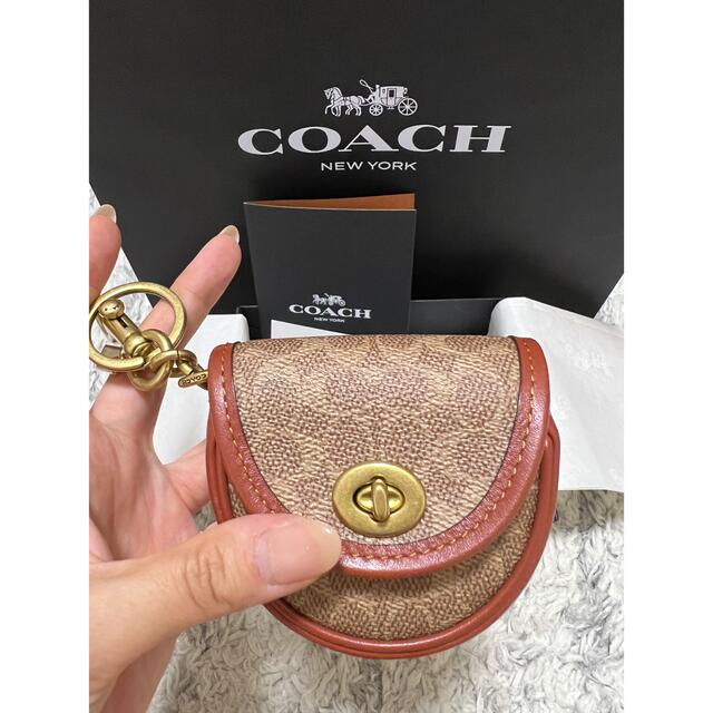 COACH(コーチ)のCOACH ミニ サドル バッグ チャーム シグネチャー キャンバス ハンドメイドのファッション小物(バッグチャーム)の商品写真