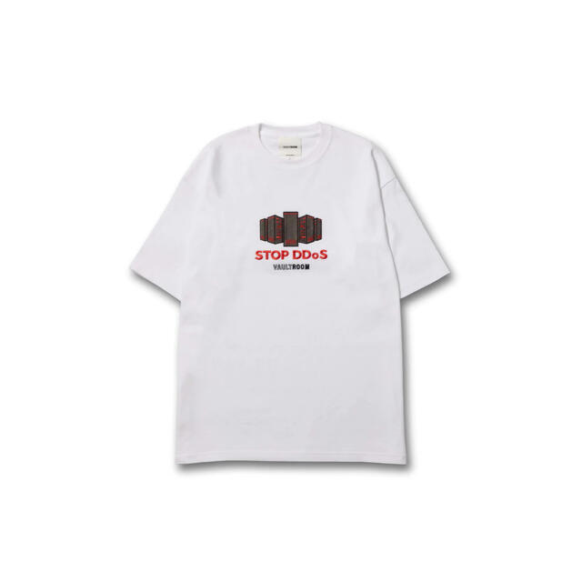 vaultroom DDoS TEE / WHT ステッカー付Tシャツ/カットソー(半袖/袖なし)