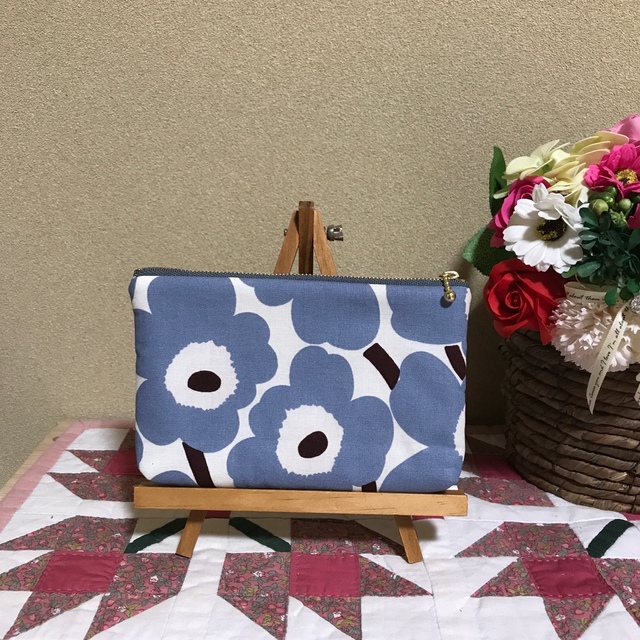 marimekko(マリメッコ)の【専用】マリメッコ  生地　ハンドメイド　ミニウニッコ　ブルーグレー　ポーチ ハンドメイドのファッション小物(ポーチ)の商品写真