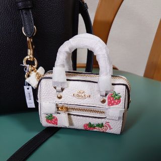 新品★匿名配送　COACH ストロベリー バッグ チャーム　キーホルダー