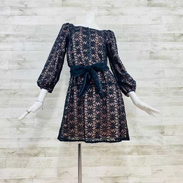 トッカ シアー素材フラワー刺繍ひざ丈ワンピース 黒×ピンクベージュS