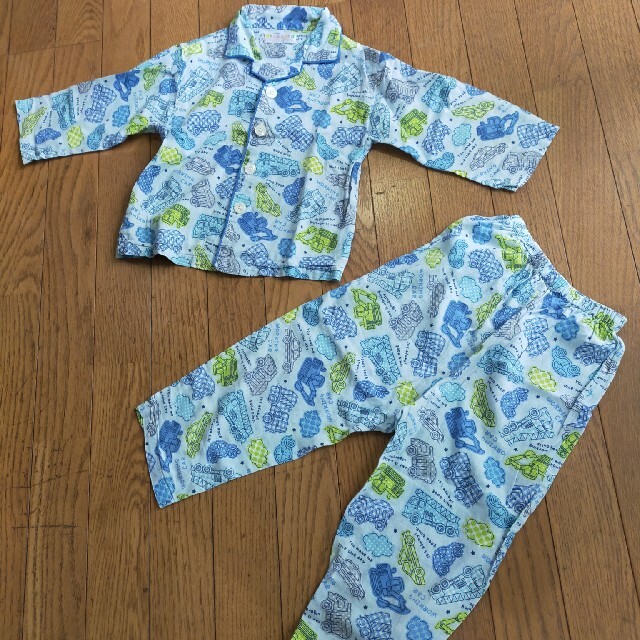 西松屋(ニシマツヤ)のキッズパジャマ　１００ キッズ/ベビー/マタニティのキッズ服男の子用(90cm~)(パジャマ)の商品写真