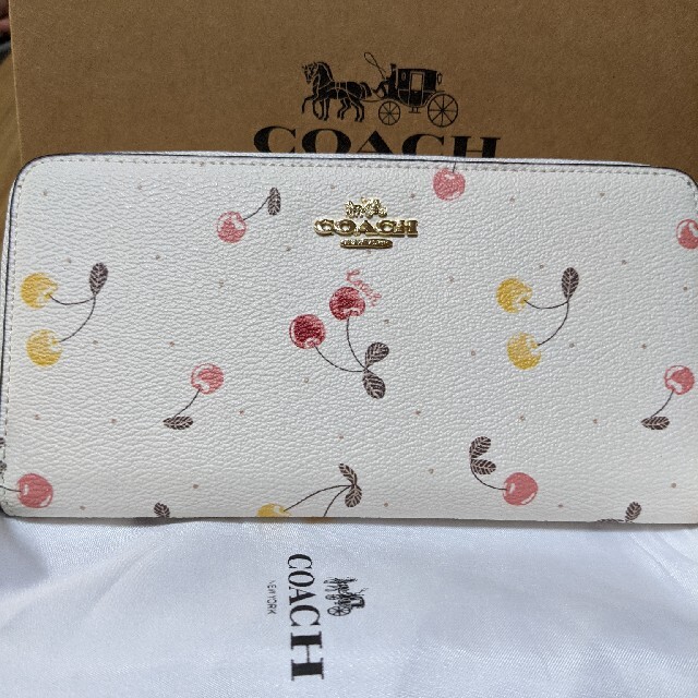 COACH  長財布　ラウンドファスナー　さくらんぼ白