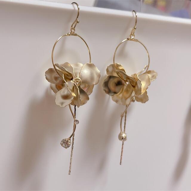 ゴールドのお花ピアス🌼 ハンドメイドのアクセサリー(ピアス)の商品写真