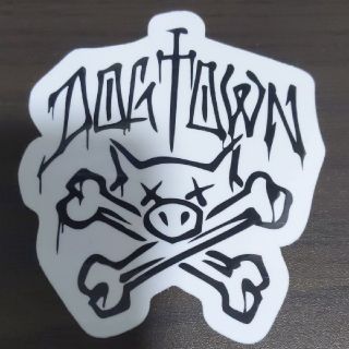 ドッグタウン(DOG TOWN)の(縦8.6cm横7.5cm)DOGTOWN ドッグタウン　ステッカー(スケートボード)