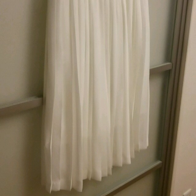 TOMORROWLAND(トゥモローランド)のマカフィー☆ホワイトプリーツスカート レディースのスカート(ひざ丈スカート)の商品写真