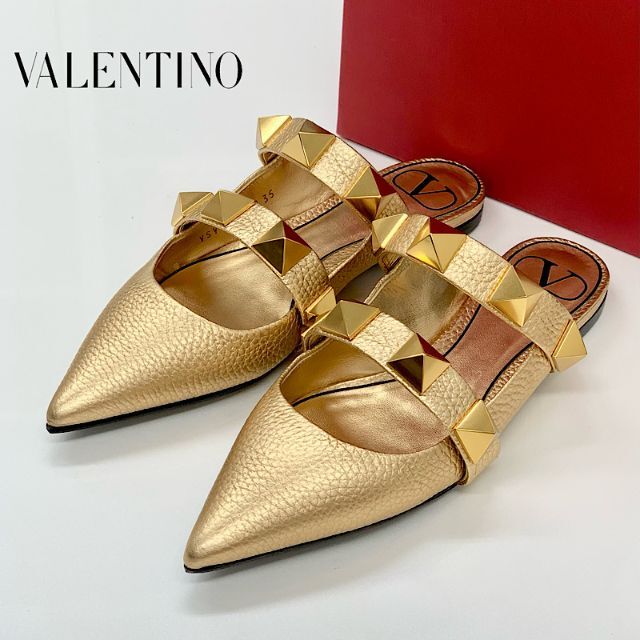 VALENTINO(ヴァレンティノ)の4345 ヴァレンティノ ローマンスタッズ レザー フラット サンダル ゴールド レディースの靴/シューズ(サンダル)の商品写真