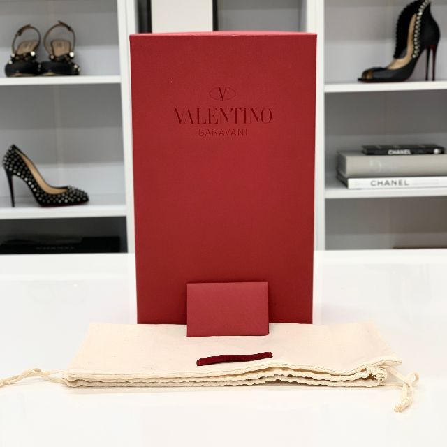 VALENTINO(ヴァレンティノ)の4345 ヴァレンティノ ローマンスタッズ レザー フラット サンダル ゴールド レディースの靴/シューズ(サンダル)の商品写真