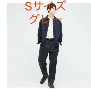 ユニクロ(UNIQLO)のユニクロ　タック　テーパードパンツ(スラックス)