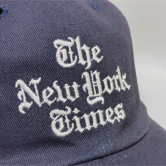 1LDK SELECT(ワンエルディーケーセレクト)のTHENEWYORKTIMES キャップ　ニューヨークタイムズ　CAP ネイビー メンズの帽子(キャップ)の商品写真