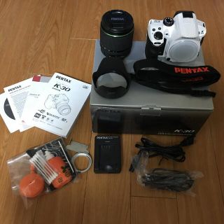 ペンタックス(PENTAX)の［美品］一眼レフ　PENTAX K−30 18-135レンズキット ホワイト白(デジタル一眼)