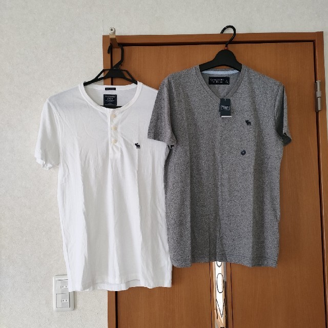 Abercrombie&Fitch(アバクロンビーアンドフィッチ)の値下げ　アバクロ　メンズTシャツS　２枚 メンズのトップス(Tシャツ/カットソー(半袖/袖なし))の商品写真