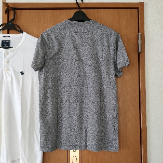 Abercrombie&Fitch(アバクロンビーアンドフィッチ)の値下げ　アバクロ　メンズTシャツS　２枚 メンズのトップス(Tシャツ/カットソー(半袖/袖なし))の商品写真