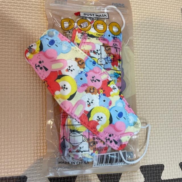 BT21(ビーティーイシビル)のグ♡テ様専用　bt21子供用マスク　2種類 キッズ/ベビー/マタニティの外出/移動用品(その他)の商品写真