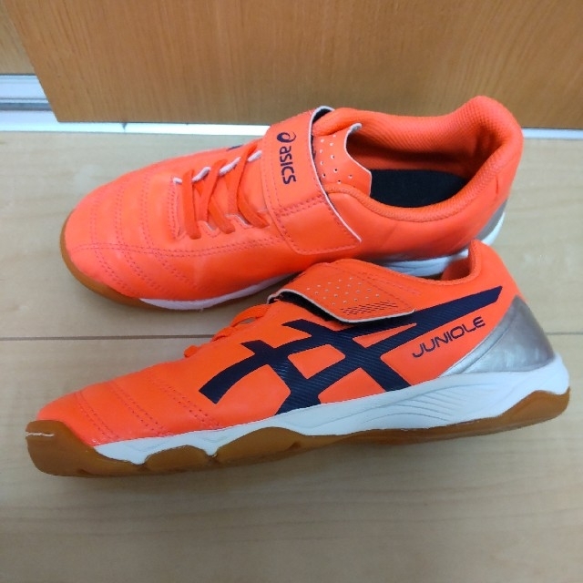 asics(アシックス)のASICS フットサルシューズ ジュニオーレ 20cm オレンジ スポーツ/アウトドアのサッカー/フットサル(シューズ)の商品写真