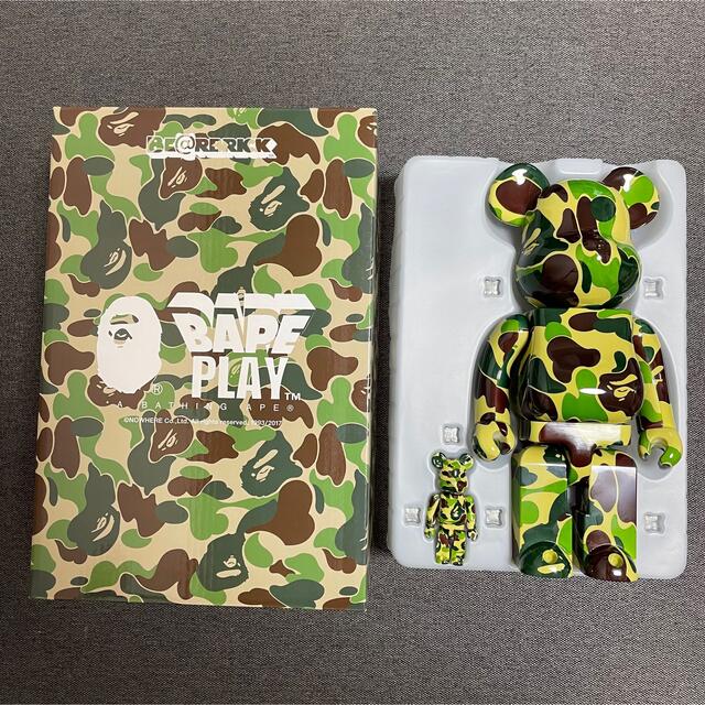 A BATHING APE(アベイシングエイプ)のA BATHING APE BAPE ベアブリック  400% 100% 新品 エンタメ/ホビーのおもちゃ/ぬいぐるみ(キャラクターグッズ)の商品写真