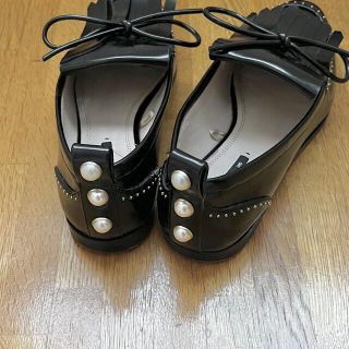 ザラ(ZARA)のzara パール付き ローファー スタッズ(ローファー/革靴)