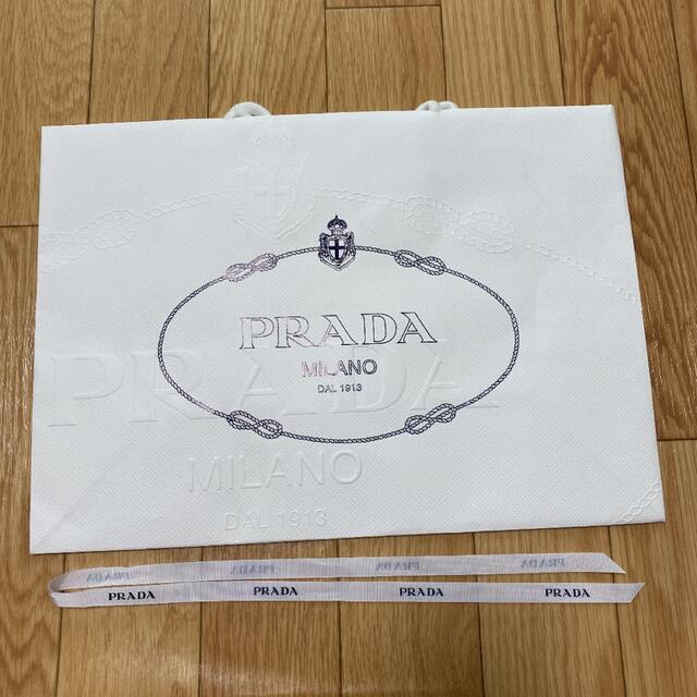 PRADA(プラダ)のプラダ　PRADA ショッパー　プレゼント　紙袋 レディースのバッグ(ショップ袋)の商品写真