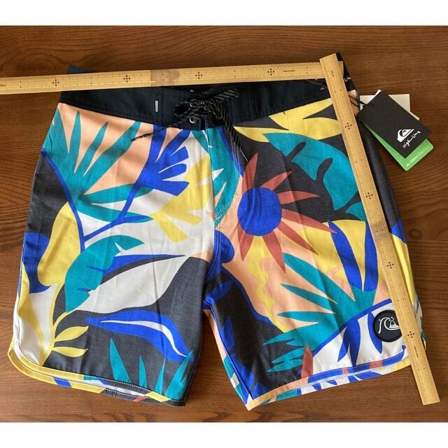 QUIKSILVER(クイックシルバー)のクイックシルバー　QUIKSILVER サーフパンツ　ボードパンツ　水着　30 メンズの水着/浴衣(水着)の商品写真