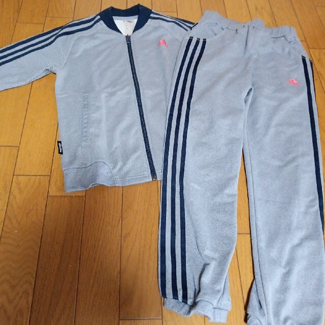 adidas(アディダス)の美品 ☆adidas kids150 ☆ スウェット上下セット グレー キッズ/ベビー/マタニティのキッズ服女の子用(90cm~)(ジャケット/上着)の商品写真