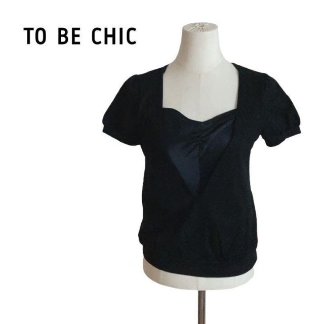 TO BE CHIC(トゥービーシック)のTO BE CHIC トゥービーシック　トップス　黒　ブラック　半袖 レディースのトップス(シャツ/ブラウス(半袖/袖なし))の商品写真