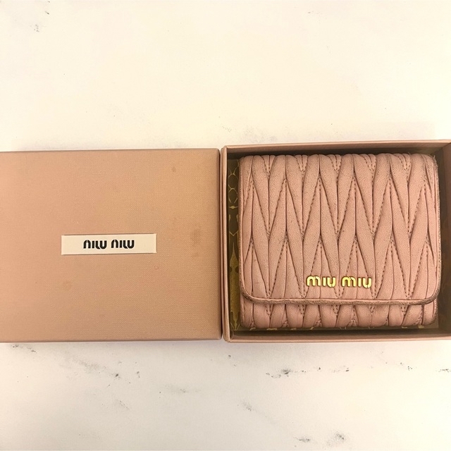 miumiu(ミュウミュウ)のmiumiu マテラッセ 三つ折り 財布 5MH016 レディースのファッション小物(財布)の商品写真
