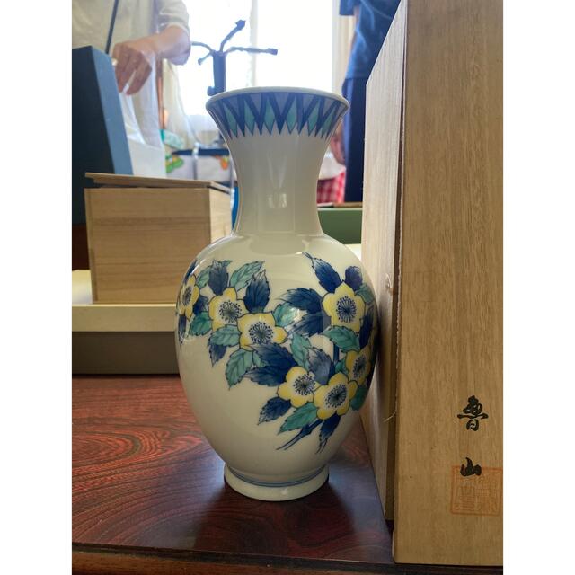 期間限定送料無料】 V163-2 伊万里焼 色鍋島 魯山 手描き花文花瓶 高さ 期間限定送料無料】 V163-2 伊万里焼 色鍋島 魯山 手描き花文花瓶 高さ