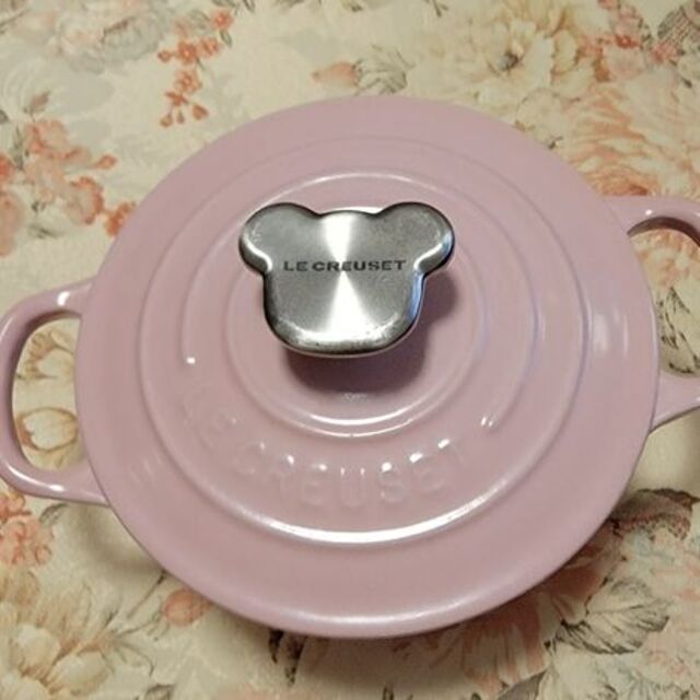 LE CREUSET(ルクルーゼ)の◆中古美品◆ル・クルーゼ 　ココットロンド１４センチ　ベアーツマミ　シェルピンク インテリア/住まい/日用品のキッチン/食器(鍋/フライパン)の商品写真