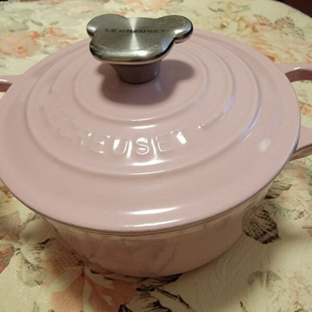 LE CREUSET(ルクルーゼ)の◆中古美品◆ル・クルーゼ 　ココットロンド１４センチ　ベアーツマミ　シェルピンク インテリア/住まい/日用品のキッチン/食器(鍋/フライパン)の商品写真