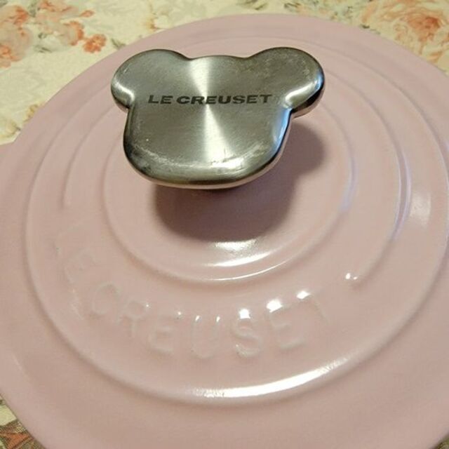 LE CREUSET(ルクルーゼ)の◆中古美品◆ル・クルーゼ 　ココットロンド１４センチ　ベアーツマミ　シェルピンク インテリア/住まい/日用品のキッチン/食器(鍋/フライパン)の商品写真