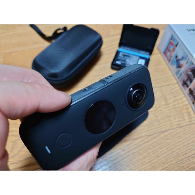 insta 360 one x2 バッテリー2枚　レンズにキズがない スマホ/家電/カメラのカメラ(その他)の商品写真