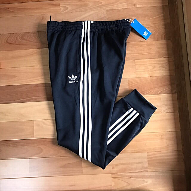 adidas(アディダス)の紺 SST CUFFED TRACK PANTS スーパースター/US M メンズのパンツ(その他)の商品写真