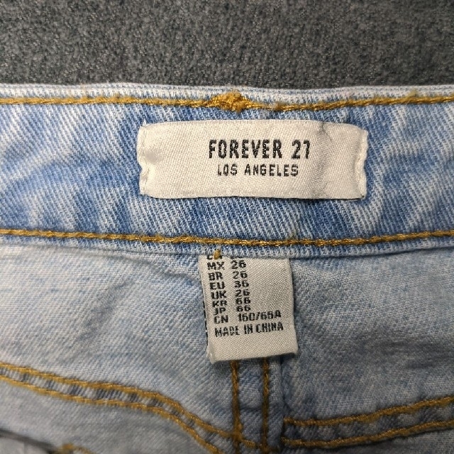 FOREVER 21(フォーエバートゥエンティーワン)のダメージ デニム ミニスカート（66） レディースのスカート(ミニスカート)の商品写真