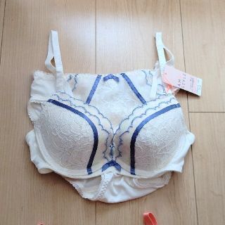 アモスタイル(AMO'S STYLE)のアモスタイルB70☆夢みるブラ Deep V カラフルフラワー トリンプ(その他)