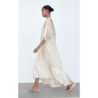 ザラ(ZARA)の【美品、インナー未使用】ZARA  ロングワンピース  オフホワイト　XS(ロングワンピース/マキシワンピース)