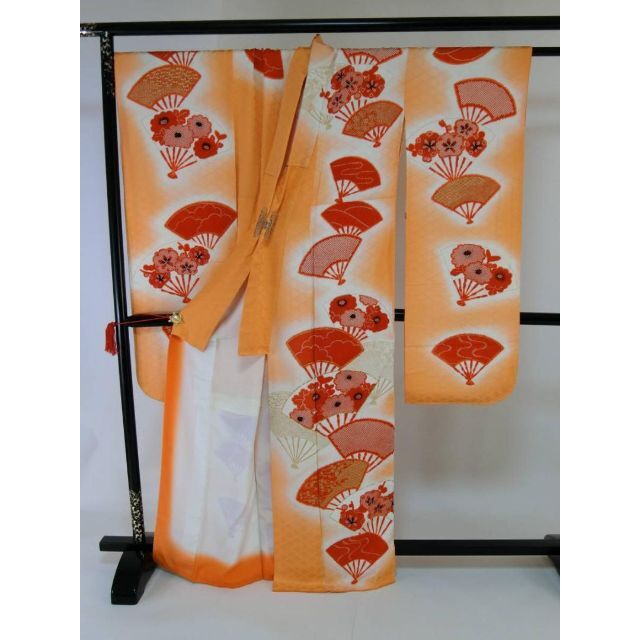ＡＡ大きいサイズお仕立て上がり正絹振袖　薄オレンジ色地に花、扇模様 レディースの水着/浴衣(振袖)の商品写真