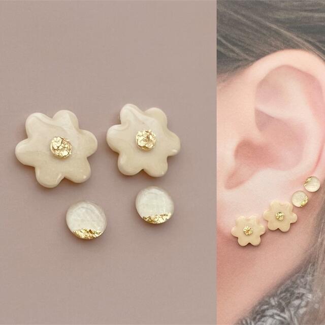 お花ともっと！小粒ピアスセット　アイボリー　simeピアス　軽い　小さいピアス ハンドメイドのアクセサリー(ピアス)の商品写真