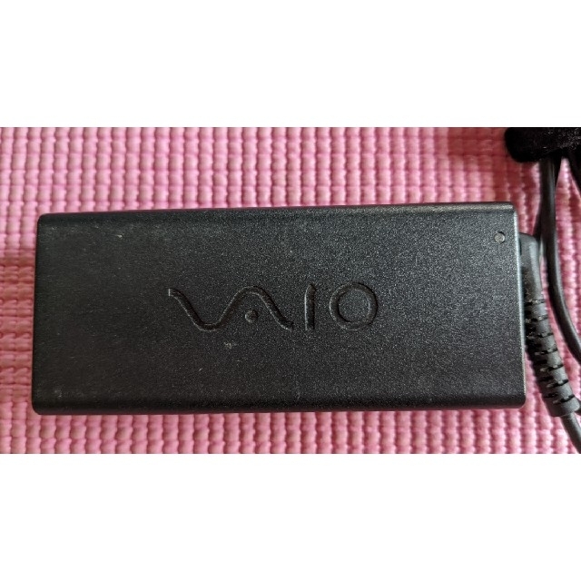 VAIO(バイオ)のVGP-AC19V48　VAIOノート用ACアダプタ スマホ/家電/カメラのPC/タブレット(PC周辺機器)の商品写真