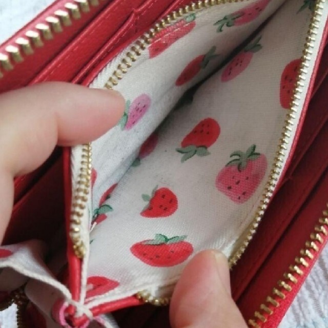 Cath Kidston(キャスキッドソン)のキャス・キッドソン　長財布　苺　ストロベリー　レッド　STRAWBERRY レディースのファッション小物(財布)の商品写真