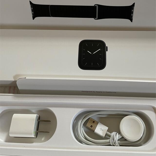 Apple Watch(アップルウォッチ)のApple Watch 純正 専用充電ケーブル＋ケース　本体なし スマホ/家電/カメラのスマホ/家電/カメラ その他(その他)の商品写真