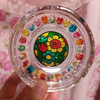 お値下げ レトロ 色とりどりのデザインがかわいい 花柄 ガラス製 灰皿(灰皿)