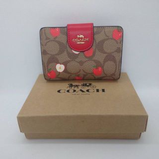 コーチ(COACH)の コーチ　アウトレット 二つ折り財布 シグネチャー リンゴ柄 ベージュ レッド (財布)