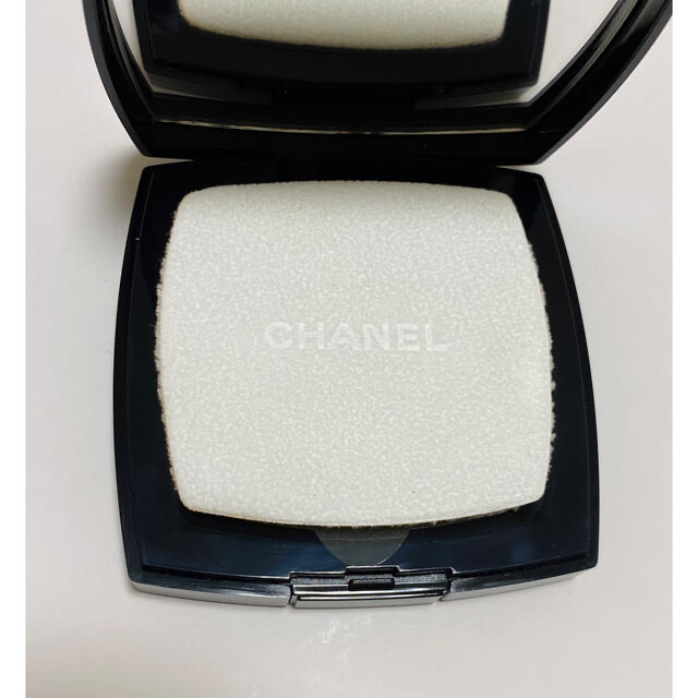 CHANEL(シャネル)のCHANEL🫧プードゥル　ユニヴェルセル　コンパクト 20 クレール コスメ/美容のベースメイク/化粧品(フェイスパウダー)の商品写真