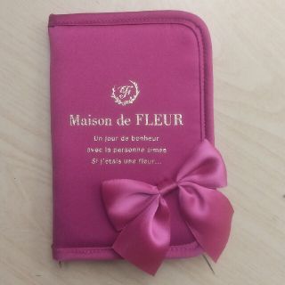 メゾンドフルール(Maison de FLEUR)のMaison de FLEUR パスケース 美品(パスケース/IDカードホルダー)